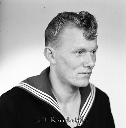 Jan Evert Jonsson Furulid Kisa
gepe
Man klädd i sjömansdräkt
Janne Jonsson Kisa
Nyckelord: Jonsson Furulid