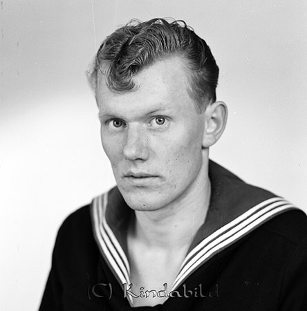 Jan Evert Jonsson Furulid Kisa
gepe
Man klädd i sjömansdräkt
Janne Jonsson Kisa
Nyckelord: Jonsson Furulid