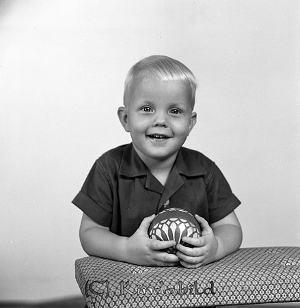 Håkan Jonsson Furulid Kisa
gepe
En liten glad ljushårig grabb, klädd i mörk skjorta och håller en boll.
Håkan Jonsson
Lillebror till Janne, Tore, Sören, Börje och Ulla.
Nyckelord: Jonsson Furulid