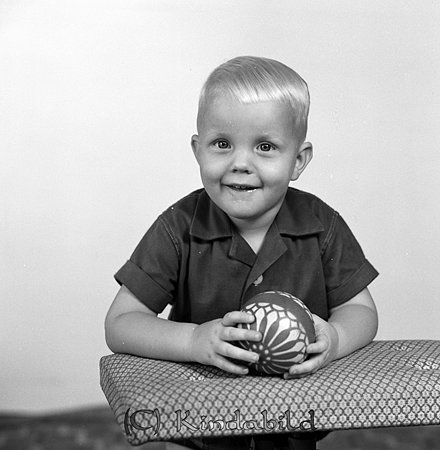 Håkan Jonsson Furulid Kisa
gepe
En liten glad ljushårig grabb, klädd i mörk skjorta och håller en boll.
Håkan Jonsson
Lillebror till Janne, Tore, Sören, Börje och Ulla.
Nyckelord: Jonsson Furulid