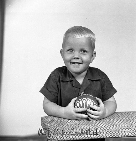 Håkan Jonsson Furulid Kisa
gepe
En liten glad ljushårig grabb, klädd i mörk skjorta och håller en boll.
Håkan Jonsson
Lillebror till Janne, Tore, Sören, Börje och Ulla.
Nyckelord: Jonsson Furulid