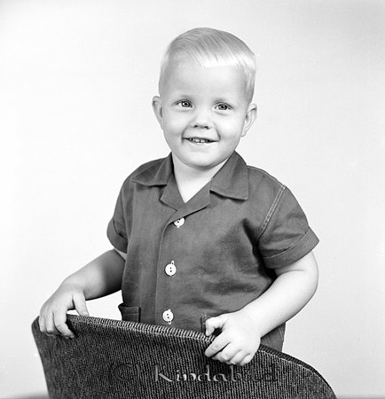 Håkan Jonsson Furulid Kisa
gepe
En liten glad ljushårig grabb, klädd i mörk skjorta och håller en boll.
Håkan Jonsson
Lillebror till Janne, Tore, Sören, Börje och Ulla.
Nyckelord: Jonsson Furulid