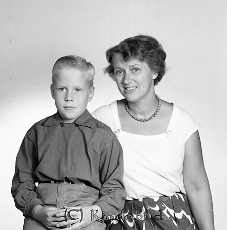 Marianne Jepsson Uppfartsvägen 12 3tr Solna
raja
Kvinna och en pojke 
gepe

 Marianne Jeppsson född Nilsson 1916 i Kisa
Gift 1940 med polisman  Sven Otto Jeppsson från Sundbyberg
Sonen Clas-Göran född 1950. Familjen bodde i Solna 1960
Nyckelord: Jepsson Solna