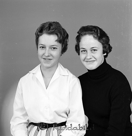 Gunilla Karlsson Kisa
raja
Två kvinnor klädda i vitt och svart 

raja
Margaret Larsson och Gunilla Karlsson. 
Källa: mayca
Nyckelord: Karlsson Kisa