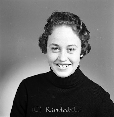 Gunilla Karlsson Kisa
raja
Kvinna klädd i tröja med hög krage 

Nyckelord: Karlsson Kisa