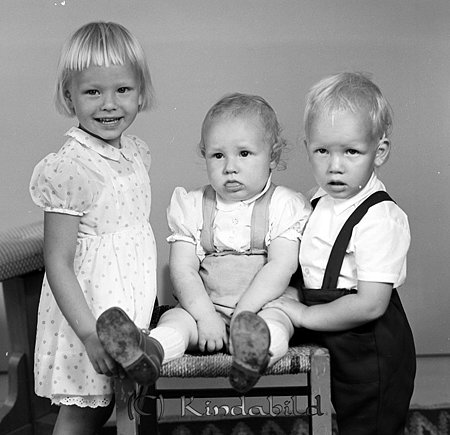 Per-Åke o Inga-Lill o Kenneth Appelqvist Tidersrum
raja
Syskonskara 

Nyckelord: Appelqvist Tidersrum