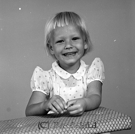 Per-Åke o Inga-Lill o Kenneth Appelqvist Tidersrum
raja
Flicka klädd i klänning

Nyckelord: Appelqvist Tidersrum