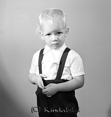 Per-Åke o Inga-Lill o Kenneth Appelqvist Tidersrum
raja
Liten pojke klädd i långbyxor med hängslen och skjorta med kort ärm 

Nyckelord: Appelqvist Tidersrum