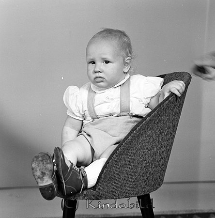 Per-Åke o Inga-Lill o Kenneth Appelqvist Tidersrum
raja
Liten pojke klädd i kortbyxor och skjorta med kort ärm 

Nyckelord: Appelqvist Tidersrum