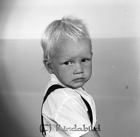 Per-Åke o Inga-Lill o Kenneth Appelqvist Tidersrum
raja
Liten pojke klädd i långbyxor med hängslen och skjorta med kort ärm 

Nyckelord: Appelqvist Tidersrum