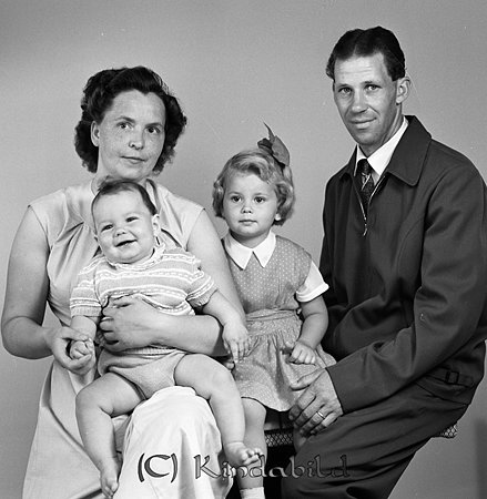 Else-Britt o Gert-Åke Andersson Gräverum Kisa
raja
Mor Far och två barn

raja
Evert Andersson med hustru Ebba född 1929 i Lund Skåne.
Barnen Else-Britt född 1954 och Gert-Åke 1957. Ebba arbetade på Kisa Wärdshus.
Källa: folkräkning 1970. 
Källa: Gerd Pettersson 

Nyckelord: Andersson Kisa