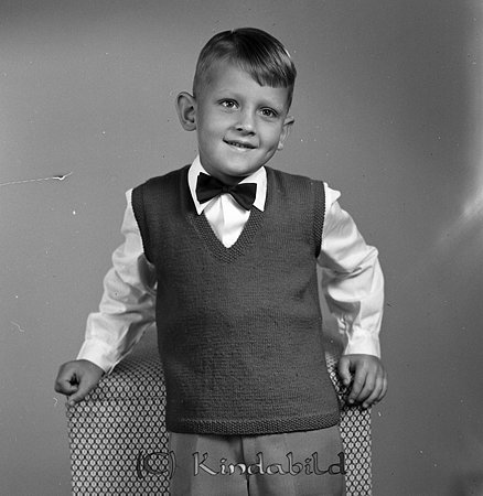 Lennart Jansson Klockarlid Kisa
gepe
Liten grabb klädd i vit skjorta, slipover och svar rosett.
Lennart Jansson
Nyckelord: Jansson Kisa