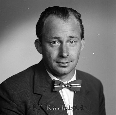 Arnhold Karlsson Pålhult Rimforsa
raja
Man klädd i skjorta fluga och kavaj   

Nyckelord: Karlsson Rimforsa