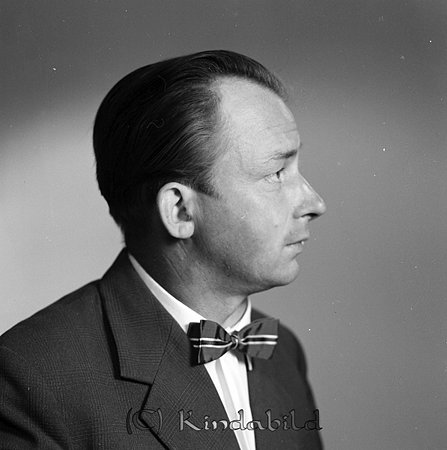 Arnhold Karlsson Pålhult Rimforsa
raja
Man klädd i skjorta fluga och kavaj   

Nyckelord: Karlsson Rimforsa