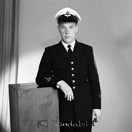 Vidar Svensson Axhult
gepe
gepe
Ung man i uniform med mössa med skärm och vit kulle.
Nyckelord: Svensson Axhult