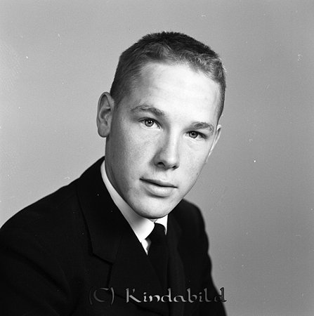 Vidar Svensson Axhult
gepe
Ung man i uniform med mössa med skärm och vit kulle.
Nyckelord: Svensson Axhult