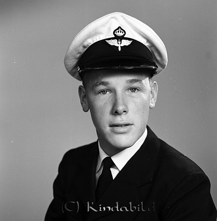 Vidar Svensson Axhult
gepe
Ung man i uniform med mössa med skärm och vit kulle.
Nyckelord: Svensson Axhult