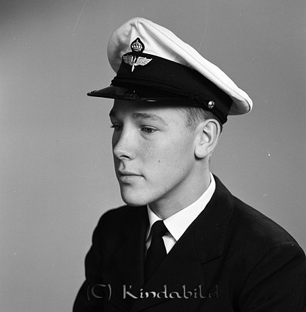 Vidar Svensson Axhult
gepe
Ung man i uniform med mössa med skärm och vit kulle.
Nyckelord: Svensson Axhult