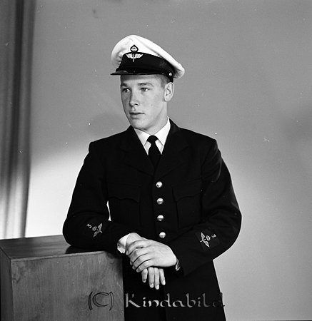Vidar Svensson Axhult
Ung man i SJ-uniform med mössa med skärm och vit kulle.
Nyckelord: Svensson Axhult