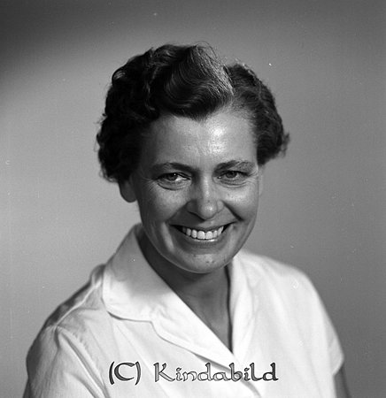Sigrid Petersson Vallby Kisa
gepe
Dam med mörkt vågigt hår med sidbena, klädd i vit skjortblus med kort ärm.
Sigrid Petersson Vallby Kisa
Nyckelord: Petersson Vallby