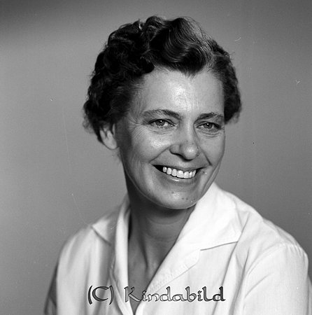Sigrid Petersson Vallby Kisa
gepe
Dam med mörkt vågigt hår med sidbena, klädd i vit skjortblus med kort ärm.
Sigrid Petersson Vallby Kisa
Moder till fotografen Lars Petersson
Nyckelord: Petersson Vallby