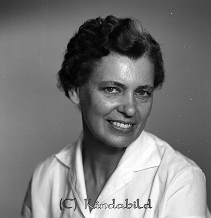 Sigrid Petersson Vallby Kisa
gepe
Dam med mörkt vågigt hår med sidbena, klädd i vit skjortblus med kort ärm.
Sigrid Petersson Vallby Kisa
Moder till fotografen Lars Petersson
Nyckelord: Petersson Vallby