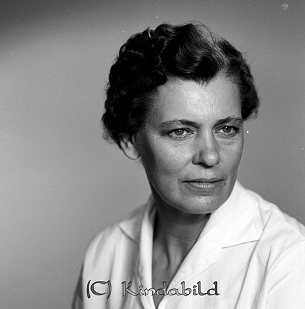 Sigrid Petersson Vallby Kisa
gepe
Dam med mörkt vågigt hår med sidbena, klädd i vit skjortblus med kort ärm.
Sigrid Petersson Vallby Kisa
Moder till fotografen Lars Petersson
Nyckelord: Petersson Vallby