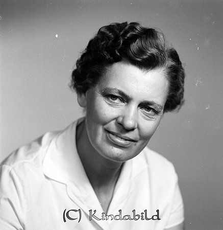 Sigrid Petersson Vallby Kisa
gepe
Dam med mörkt vågigt hår med sidbena, klädd i vit skjortblus med kort ärm.
Sigrid Petersson Vallby Kisa
Moder till fotografen Lars Petersson
Nyckelord: Petersson Vallby