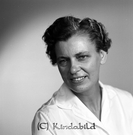 Sigrid Petersson Vallby Kisa
gepe
Dam med mörkt vågigt hår med sidbena, klädd i vit skjortblus med kort ärm.
Sigrid Petersson Vallby Kisa
Moder till fotografen Lars Petersson
Nyckelord: Petersson Vallby