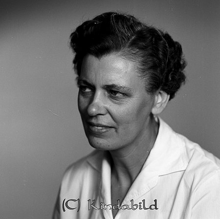 Sigrid Petersson Vallby Kisa
gepe
Dam med mörkt vågigt hår med sidbena, klädd i vit skjortblus med kort ärm.
Sigrid Petersson Vallby Kisa
Moder till fotografen Lars Petersson
Nyckelord: Petersson Vallby