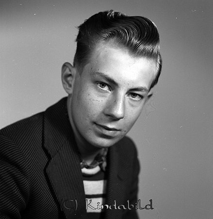 Uno Andersson Bengtsbo Norra Vi
gepe
Ung man klädd i mörk kavaj och under en tvärrandig svar/vit tröja
Uno Andersson
Nyckelord: Uno Bengtsbo