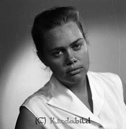 Ylva-Sara Nilsson Sandstugan Ulrika
raja
Kvinna klädd i ljusklänning utan ärmar   

Nyckelord: Nilsson Ulrika