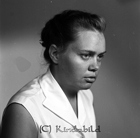 Ylva-Sara Nilsson Sandstugan Ulrika
raja
Kvinna klädd i ljusklänning utan ärmar   

raja
Ylva-Sara Nilsson född 1932 i Sundstorp.
Fadern hette Gylling Nilsson och modern Astrid.
Syskon Evald född 1922, Joel född 1925, 
Barnen bodde kvar i Sundstorp.
Källa: Familjer och Gårdar i Ulrika. 
Källa: Gerd Pettersson

Nyckelord: Nilsson Ulrika