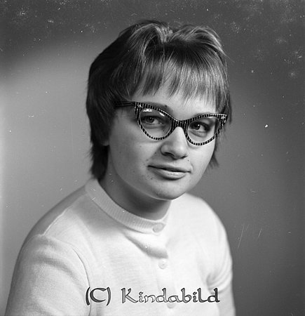 Birgitta Ydringer Årteflod Tidersrum
raja
Kvinna klädd i ljus jumper

Nyckelord: Ydringer Tidersrum