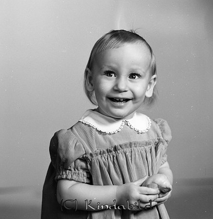 Birgitta Alvin Box 450 Skärblacka
raja
Flicka klädd i klänning 

Nyckelord: Alvin Skärblacka