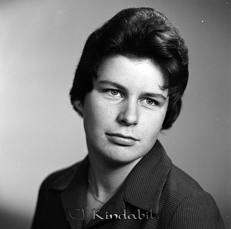 Lilian Gustavsson Oppeby Rimforsa
gepe
Ung dam med kort mörkt hår. Klädd i mörk klänning med skjortbluskrage.
Lilian Gustavsson
Nyckelord: Gustavsson Oppeby