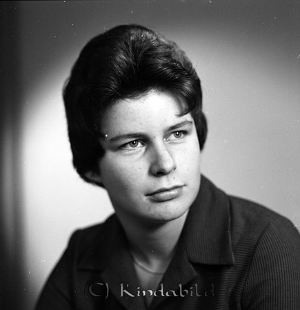Lilian Gustavsson Oppeby Rimforsa
gepe
Ung dam med kort mörkt hår. Klädd i mörk klänning med skjortbluskrage.
Lilian Gustavsson
Nyckelord: Gustavsson Oppeby