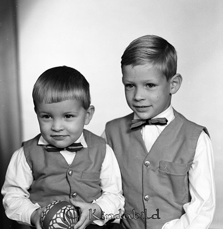 Stefan och Kenth Petersson Suneborg Kisa
gepe
Två små pojkar, klädda i väst och fluga och vit skjorta
Stefan och Kenth Petersson

raja
 Bröderna Stefan och Kennet Pettersson
 Källa: punkten 
Nyckelord: Petersson Suneborg