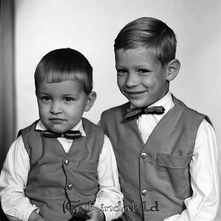 Stefan och Kenth Petersson Suneborg Kisa
gepe
Två små pojkar, klädda i väst och fluga och vit skjorta
Stefan och Kenth Petersson

raja
 Bröderna Stefan och Kennet Pettersson
 Källa: punkten 
Nyckelord: Petersson Suneborg