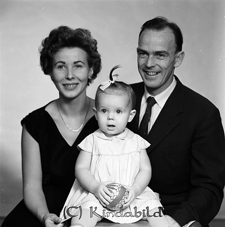 Savbäck Kisa
gepe
Familjeporträtt, far och mor med dotter.
Karl-Erik Savbäck med hustru Viola och dottern Katarina. 
Nyckelord: Savbäck Kisa