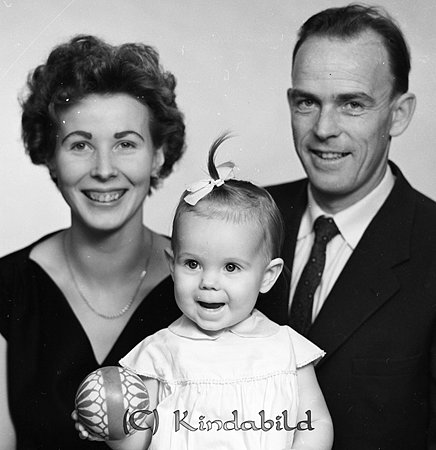Familj Karl-Erik Savbäck Kisa
gepe
Familjeporträtt med far och mor och dotter
Nyckelord: Savbäck Kisa