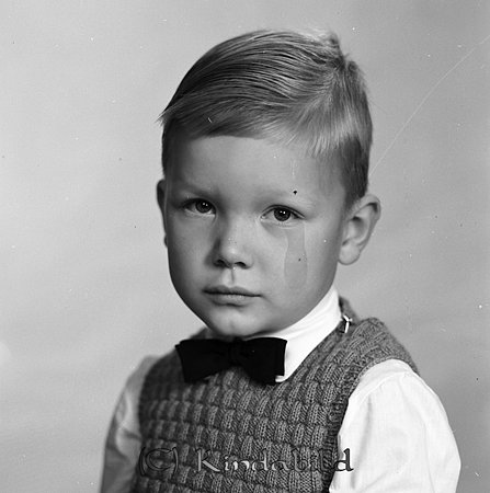 Torbjörn Lindqvist
gepe
Liten grabb i hemstickad slipover och fluga.
Torbjörn Lindqvist
Nyckelord: Lindqvist Kisa