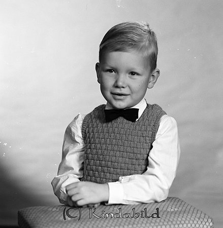 Torbjörn Lindqvist
Liten grabb med hemstickad slipover och fluga
gepe
Torbjörn Lindqvist
Nyckelord: Lindqvist Kisa
