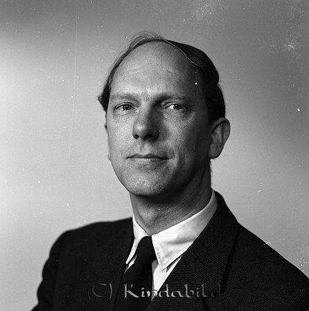 Postmästare Lindelöw Posthuset Kisa
Man klädd i skjorta slips och kavaj   
Nyckelord: Lindelöw Kisa
