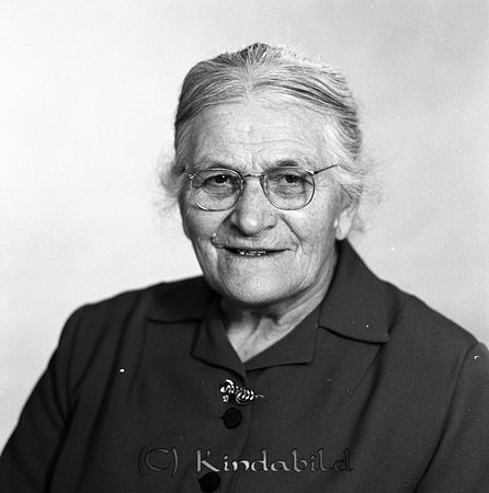 Gerda Andersson Lindegård Kisa
raja
Kvinna klädd i mörk klänning med en brosch vid kragen

raja
Gerda Andersson var mor till Artur Andersson född 1913.
 Artur hade affären Kisa Tobak och Hatt "Kisa Hatt och Hutt"
 i Sveaannexet.
 Källa: Studiegruppen hembygdsgården 

Nyckelord: Andersson Kisa