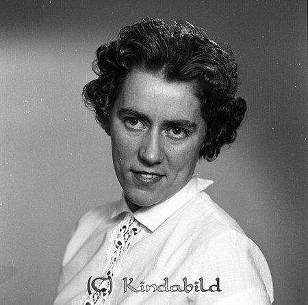 Solveig Andersson Lindhaga Kisa
gepe
Dam med mellanblont lockigt kort hår, klädd i vit blus med brodyr  fram på knappslån.
Solveig Andersson
Nyckelord: Solveig Lindhaga