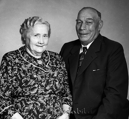 Edvard Karlsson Karlsnäs Kisa
raja
Bild på man och kvinna, mannen klädd i kavaj och slips kvinnan i blommig klänning.

Elin och Edvard Karlsson. Barn: Arvid, Lydia gift med Tage Larsson.
Källa: mayca
Nyckelord: Karlsson Kisa