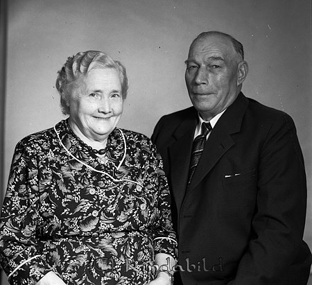 Edvard Karlsson Karlsnäs Kisa
raja
Bild på man och kvinna, mannen klädd i kavaj och slips kvinnan i blommig klänning. 

raja
Elin och Edvard. 
Källa: mayca

Nyckelord: Karlsson Kisa