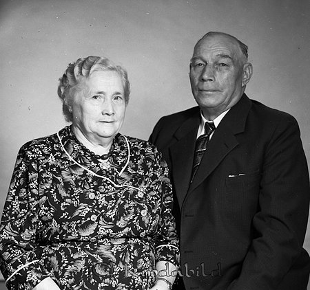 Edvard Karlsson Karlsnäs Kisa
raja
Bild på man och kvinna, mannen klädd i kavaj och slips kvinnan i blommig klänning. 

raja
Elin och Edvard Karlsson.
Källa: mayca

Nyckelord: Karlsson Kisa