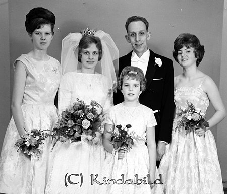 Sven Lindström Kisa
gepe
Brudpar med uppvaktning
Fr vänster Inger Jakobsson, brorsdotter till bruden, brudparet, samt Katarina Olsson, systerdotter till bruden.
Framför brudparet Marita Jakobsson, brorsdotter till bruden.
Källa: Studiegruppen hembygdsgården 
Nyckelord: Lindström Kisa